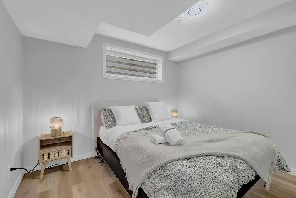 Modernsuite*Nearairport*2Queens*2Bedroom*Fullkitchen Edmonton 0*,  Canada